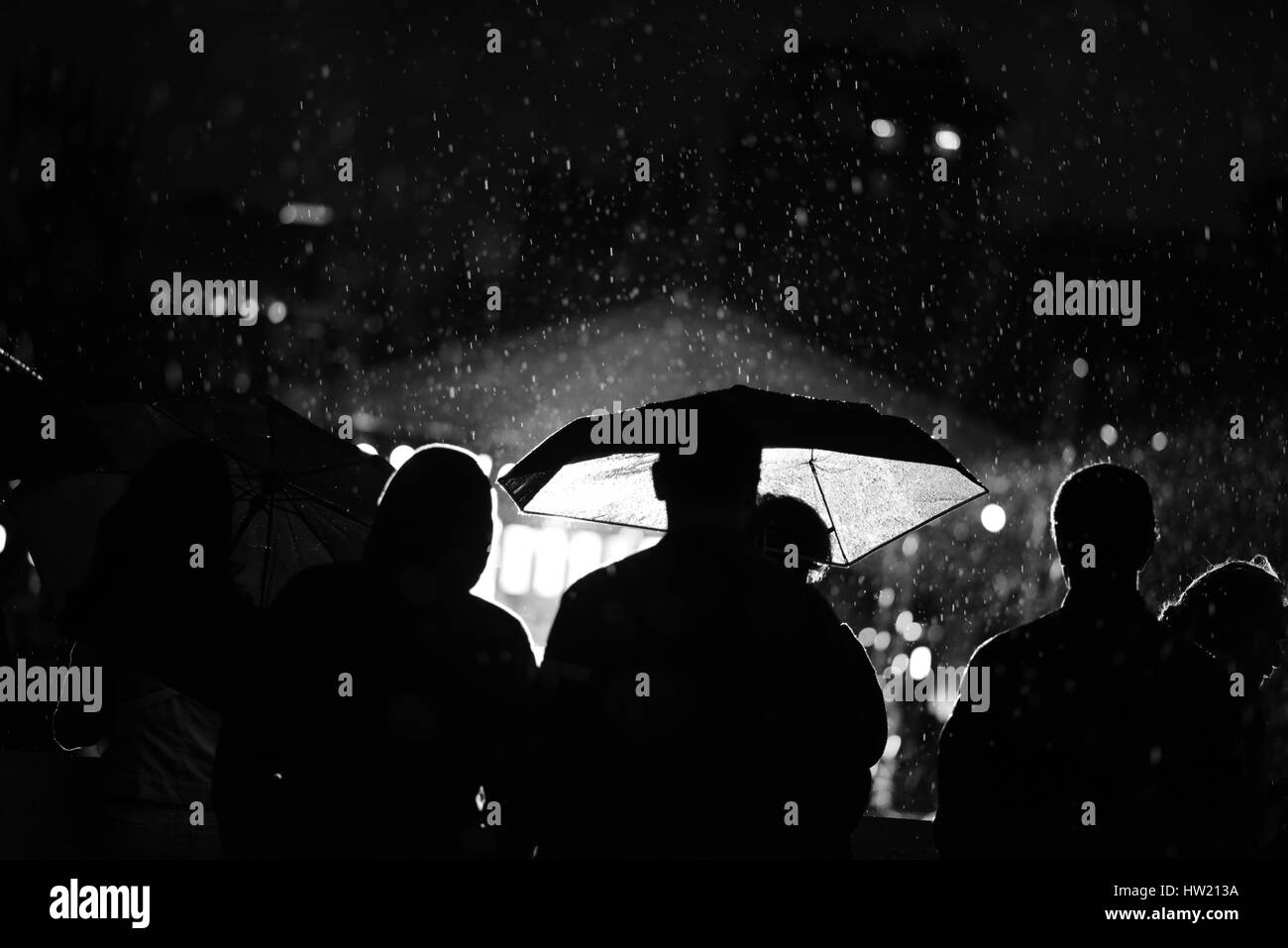 Couple un concert dans un jour de pluie Banque D'Images