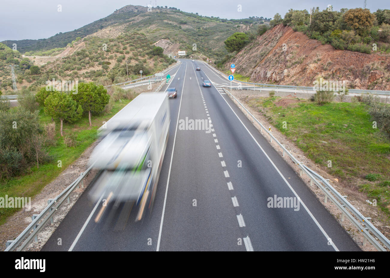 Le chariot se déplace à la route nationale espagnole avec les véhicules lents lane. Cerro Muriano, Cordoba Banque D'Images