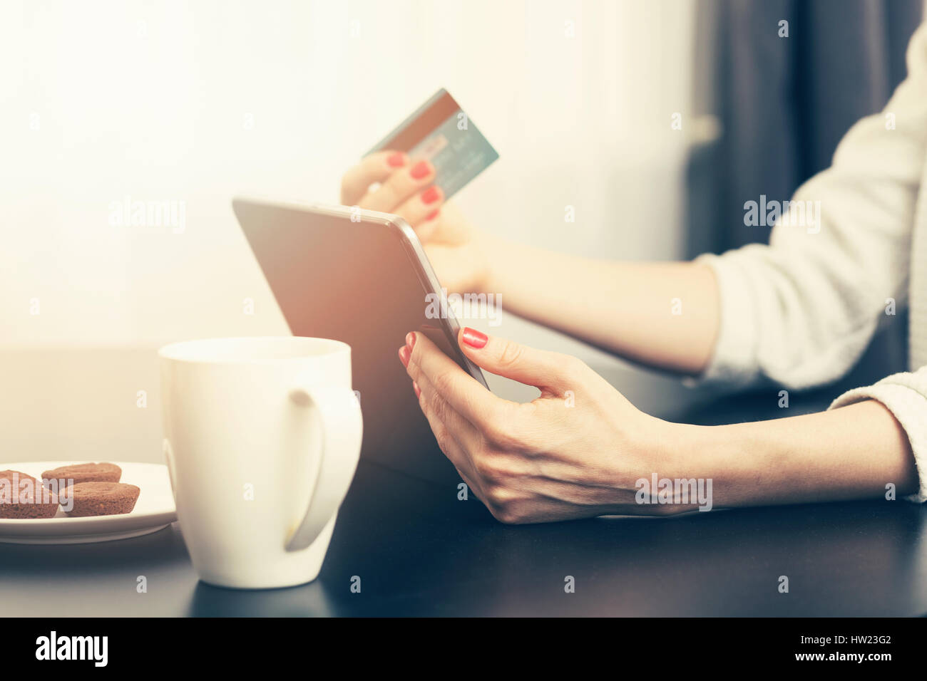 Woman using digital tablet à effectuer un paiement par carte de crédit Banque D'Images