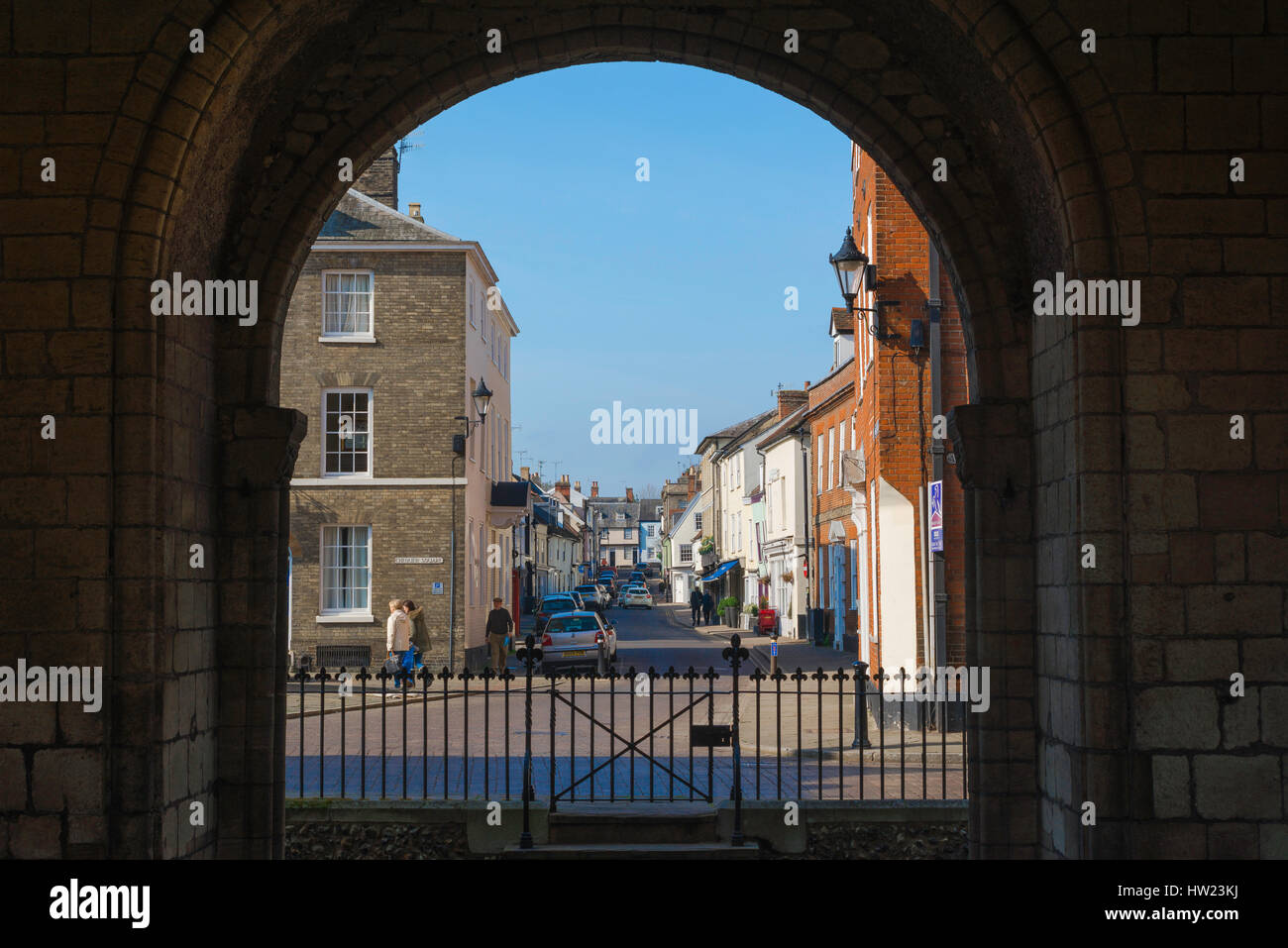 Bury St Edmunds, Suffolk vue à l'ouest à travers l'arche de la tour normande à la recherche vers la cité médiévale et l'architecture géorgienne de Churchgate Street. Banque D'Images