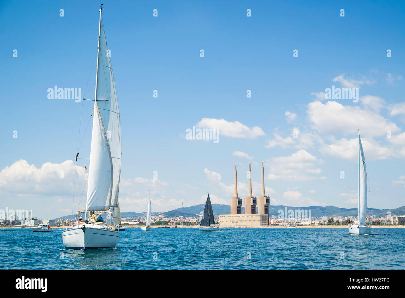 Journée de voile de port sportif de Badalona à Barcelone littoral Banque D'Images