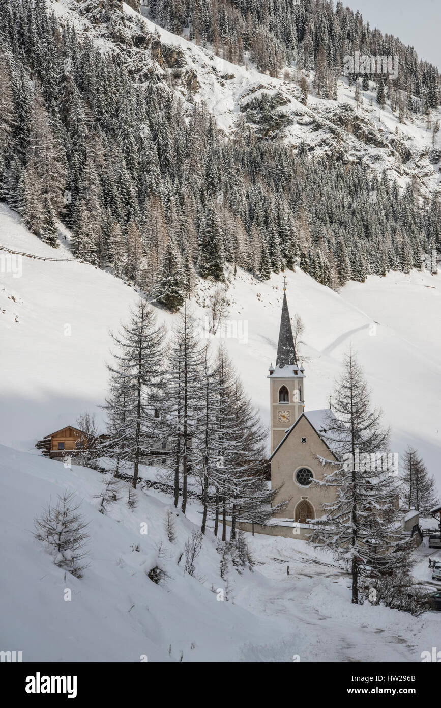 Autriche, hors Tyrol, paysage d'hiver et église de village à Kalkstein dans les montagnes de Villgratental Banque D'Images