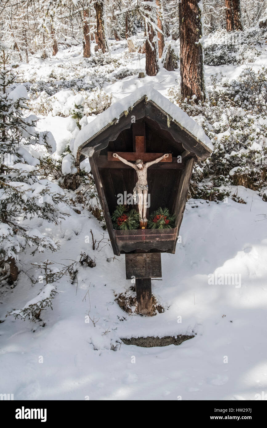 Paysage d'hiver et chapelle en bordure de voie dans les montagnes de Villgratental Banque D'Images