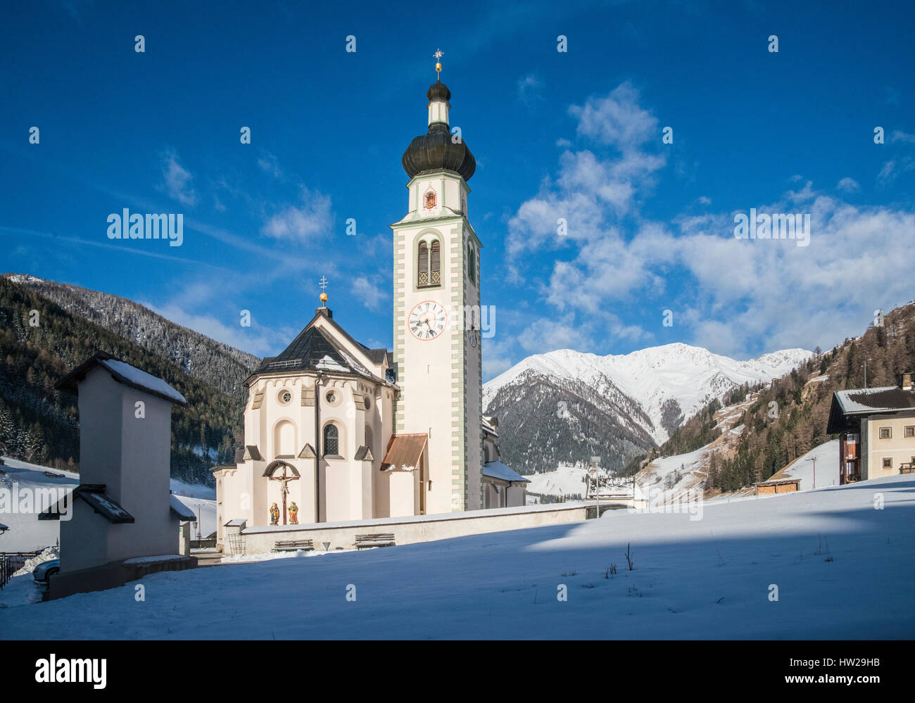 Autriche, hors Tyrol, l'église du village en hiver à Inner Villgratental Banque D'Images