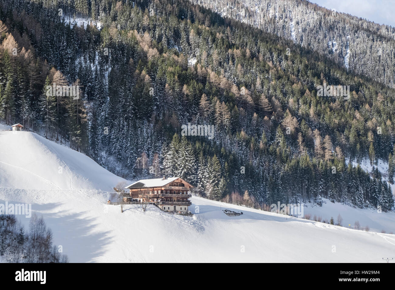 Paysage d'hiver et ferme dans les montagnes de Villgratental Banque D'Images