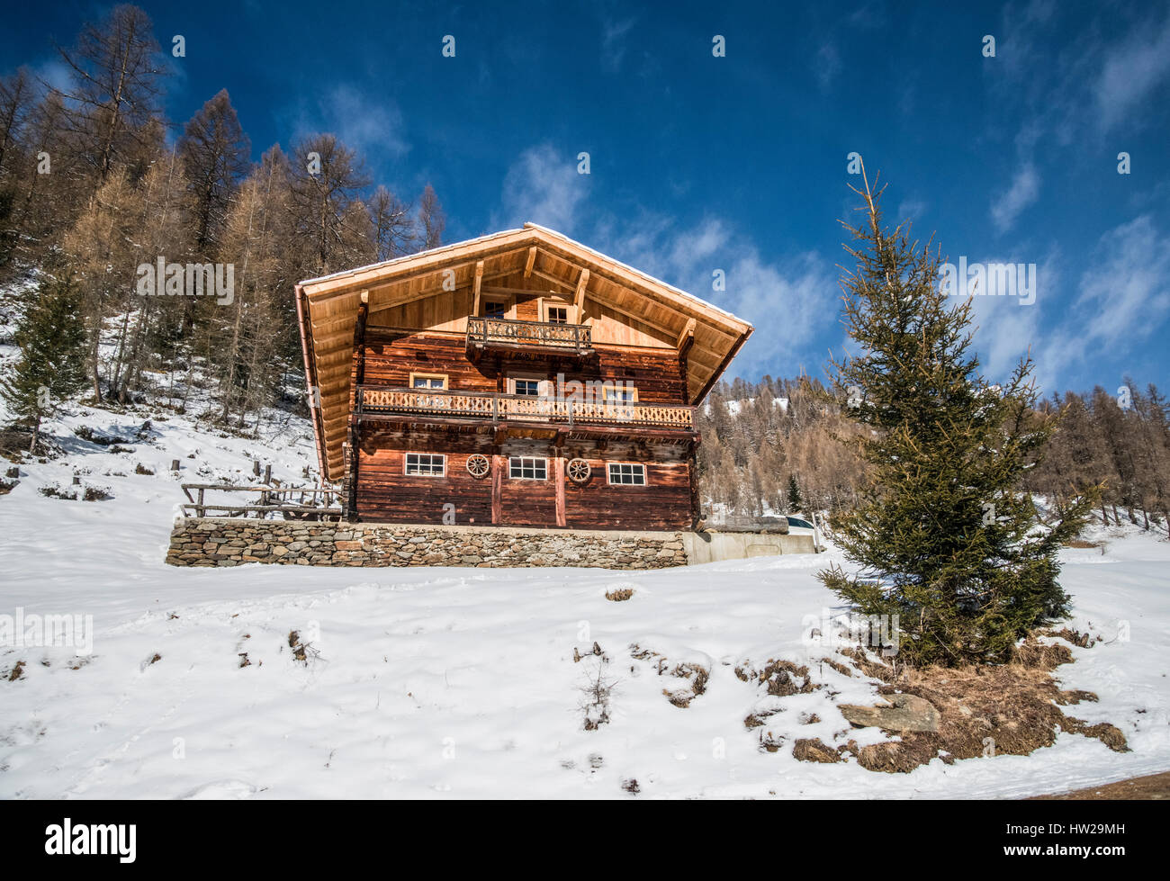 Paysage d'hiver et chalets dans les montagnes de Villgratental Banque D'Images