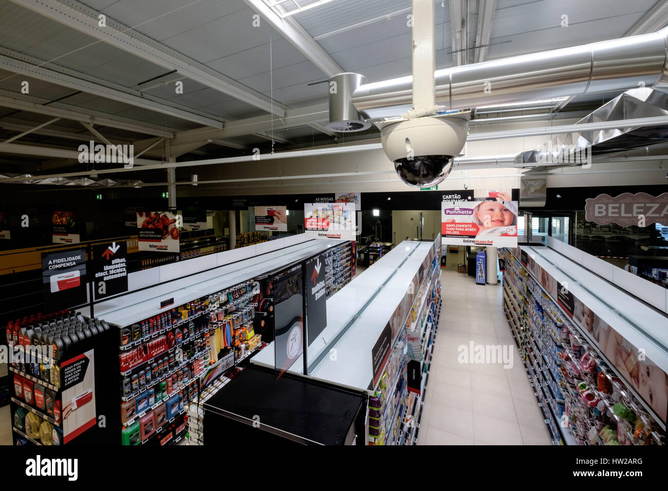 Caméra de sécurité audessus des allées de supermarché Photo Stock Alamy