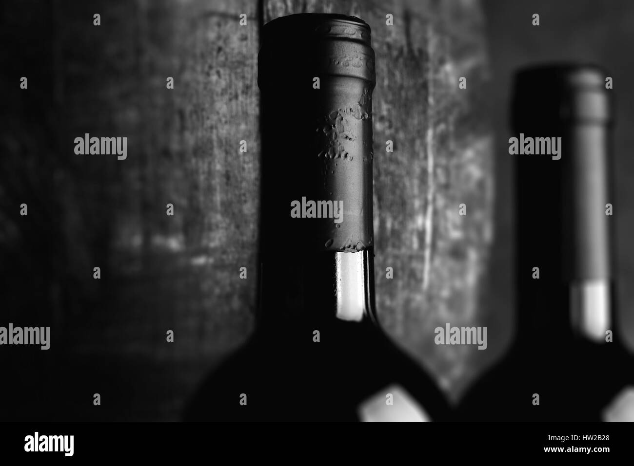 Bouteille de vin rouge - tilt shift focus sélectif Effet photo en noir et blanc Banque D'Images