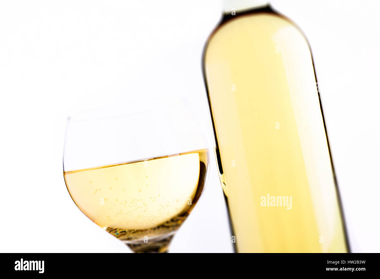 Verre de vin blanc et une bouteille - Tilt Shift effet point sélective Banque D'Images
