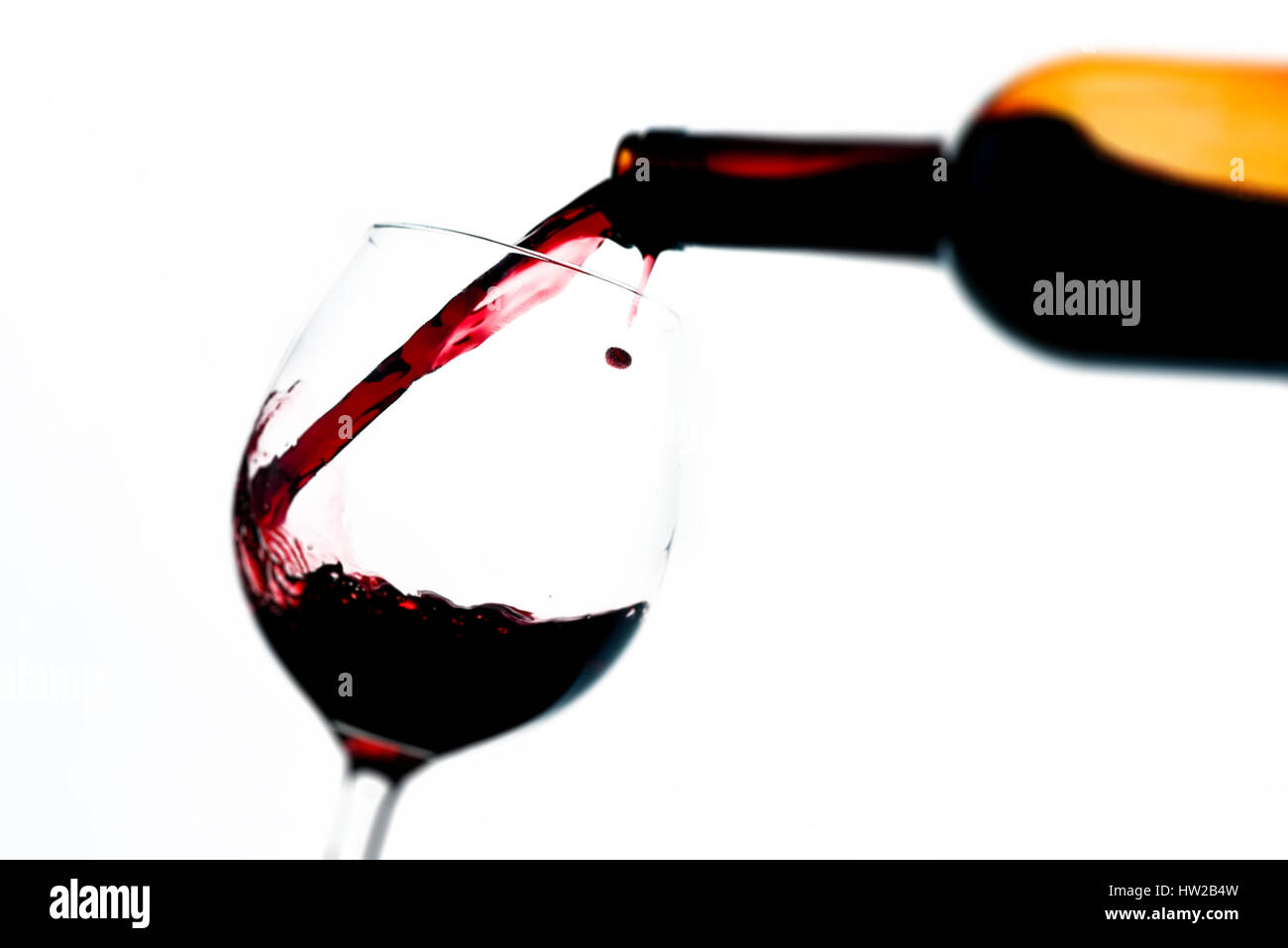 Verser un verre de vin sur fond blanc - Tilt Shift effet point sélective Banque D'Images