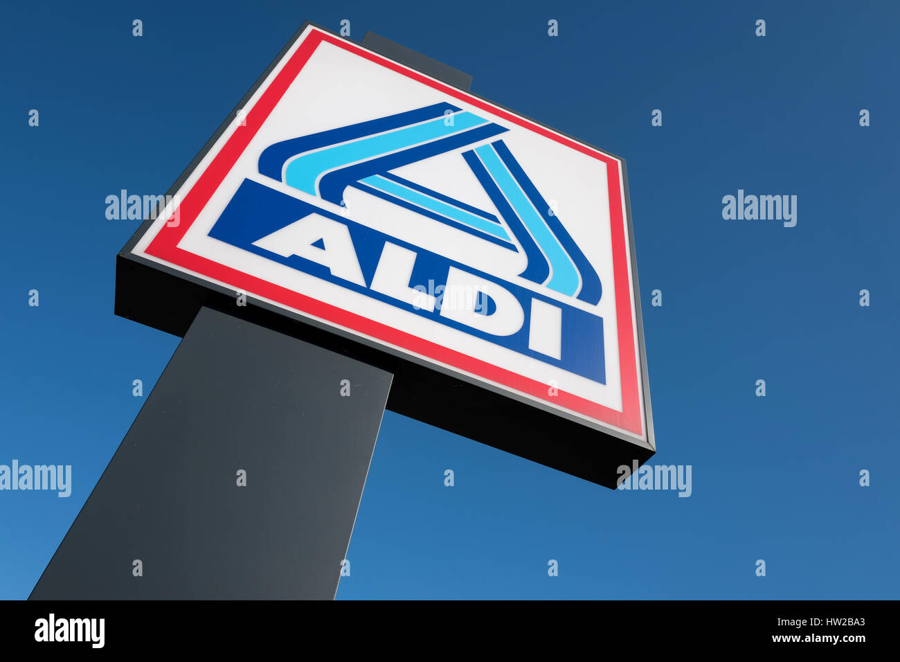 Aldi signe (division nord) contre le ciel bleu. Aldi est un leader mondial de la chaîne de supermarchés discount avec près de 10 000 magasins dans 18 pays. Banque D'Images