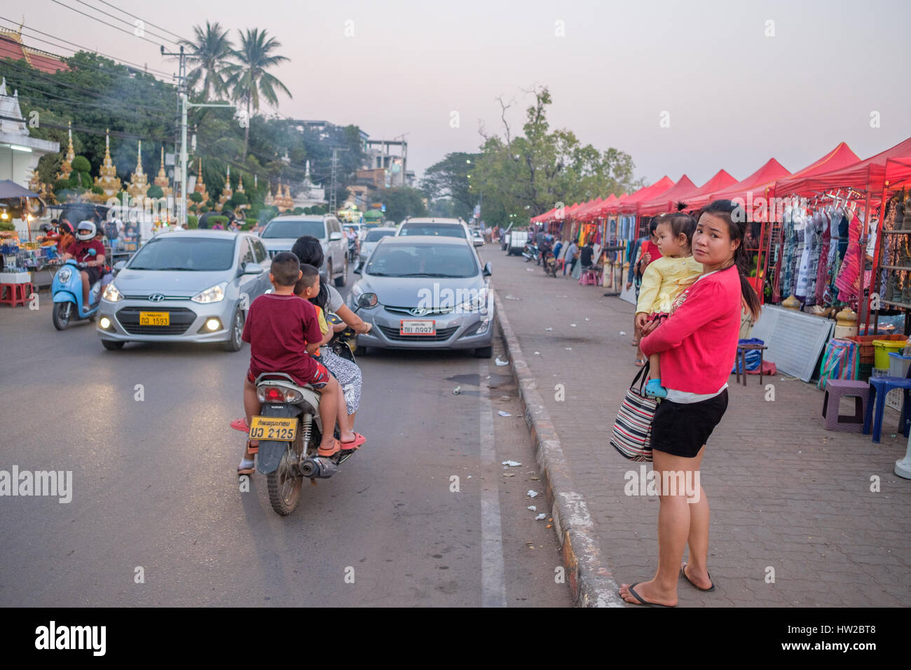 Le marché de nuit à Vientiane. Le célèbre marché de nuit est une attraction touristique majeure dans la région de Vientiane. Banque D'Images