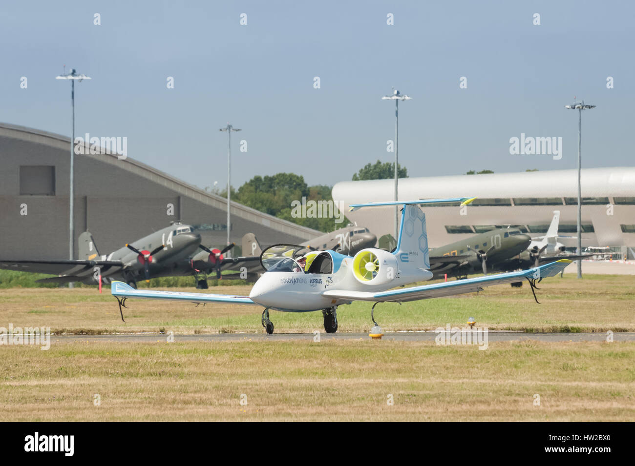 L'E-Fan, un avion électrique développé par Airbus, le partage de la voie de circulation avec des avions Dakota DC-3 vintage au Farnborough Airshow, UK Banque D'Images