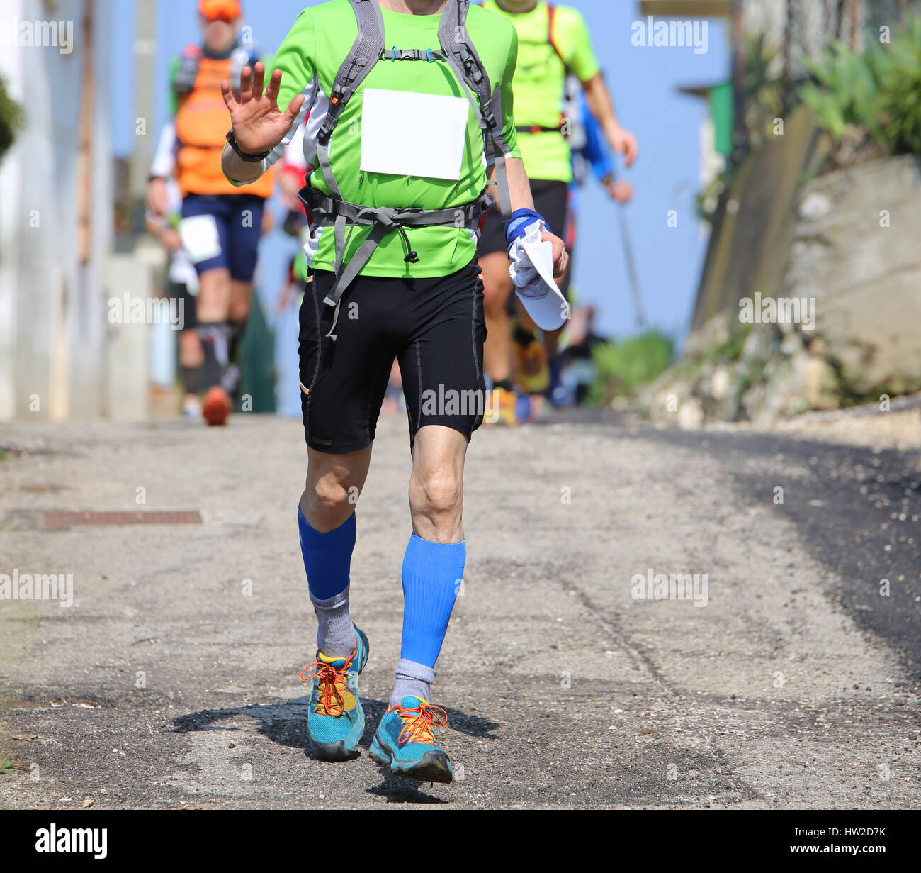 Runner avec sportswear courir vite pendant la course cross-country Banque D'Images