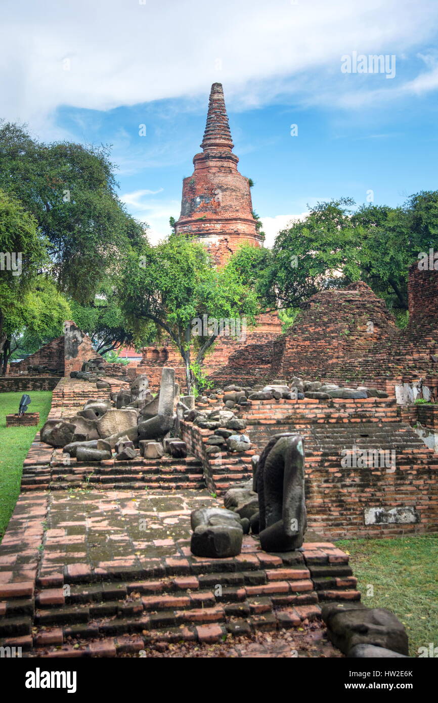 La ville d'Ayutthaya ruines anciennes et de brisures de Bouddhas en Thaïlande Banque D'Images