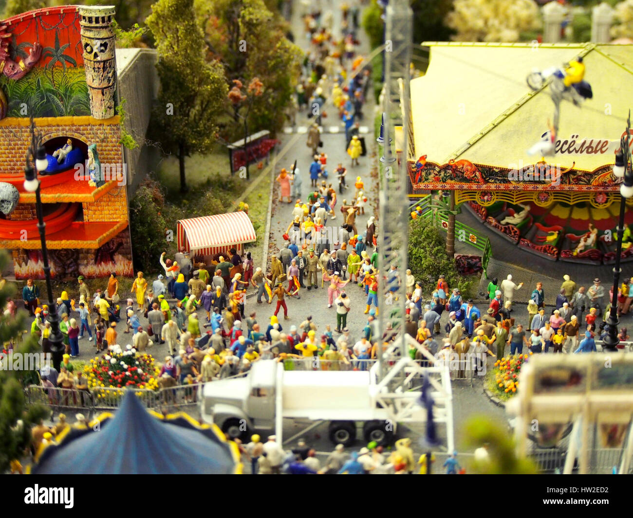 Modèle miniature de personnes lors d'une foire de rue ou le carnaval. Banque D'Images