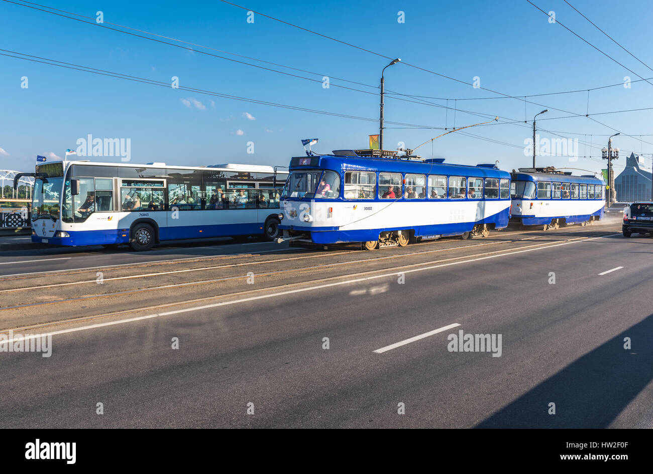 Pont de pierre sur la rivière Daugava (également appelé Dvina occidentale) à Riga, capitale de la République de Lettonie Banque D'Images