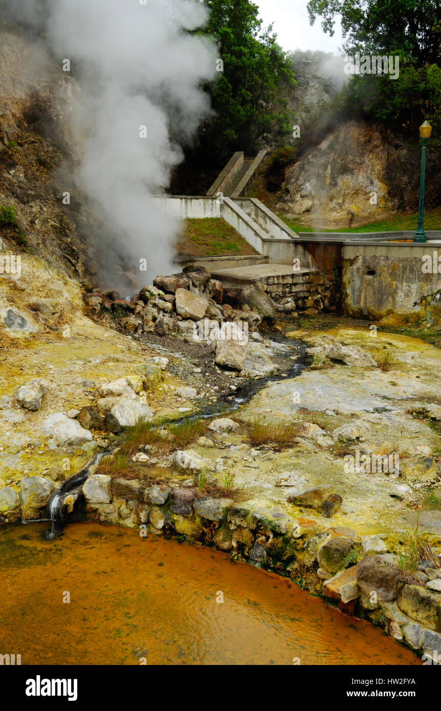 Bassin de l'ébullition de l'eau chaude alimenté par source géothermique ville de Furnas, Sao Miguel Island, Portugal Banque D'Images