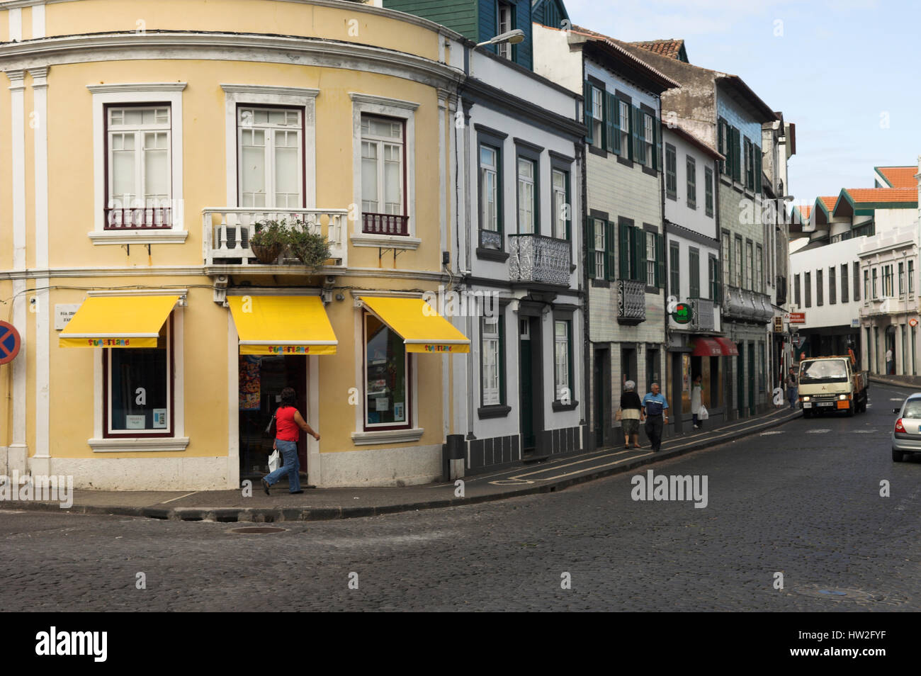 Rue avec des boutiques et maisons de ville de Horta, île de Faial, Açores, Portugal Banque D'Images
