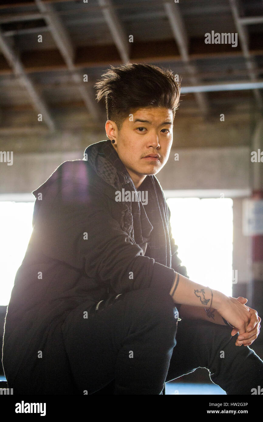 Portrait de l'homme asiatique androgyne grave Banque D'Images