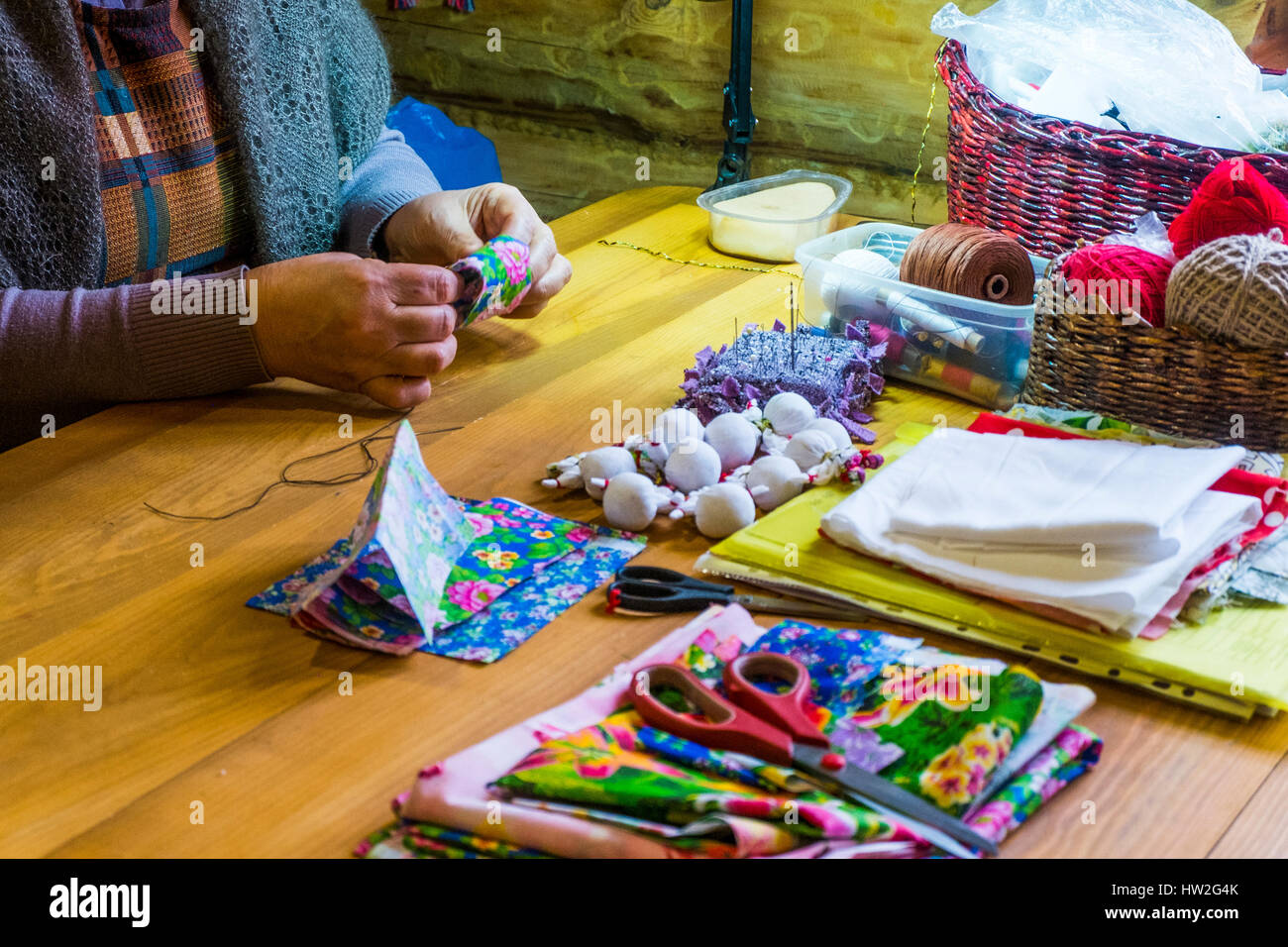 Woman sewing fabric at table Banque D'Images