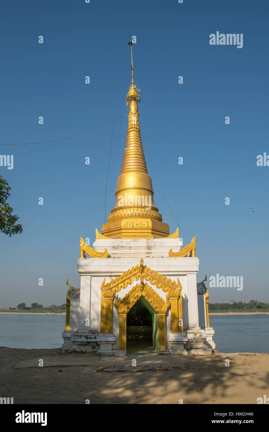 Petite pagode à Yandabo, Myanmar Banque D'Images