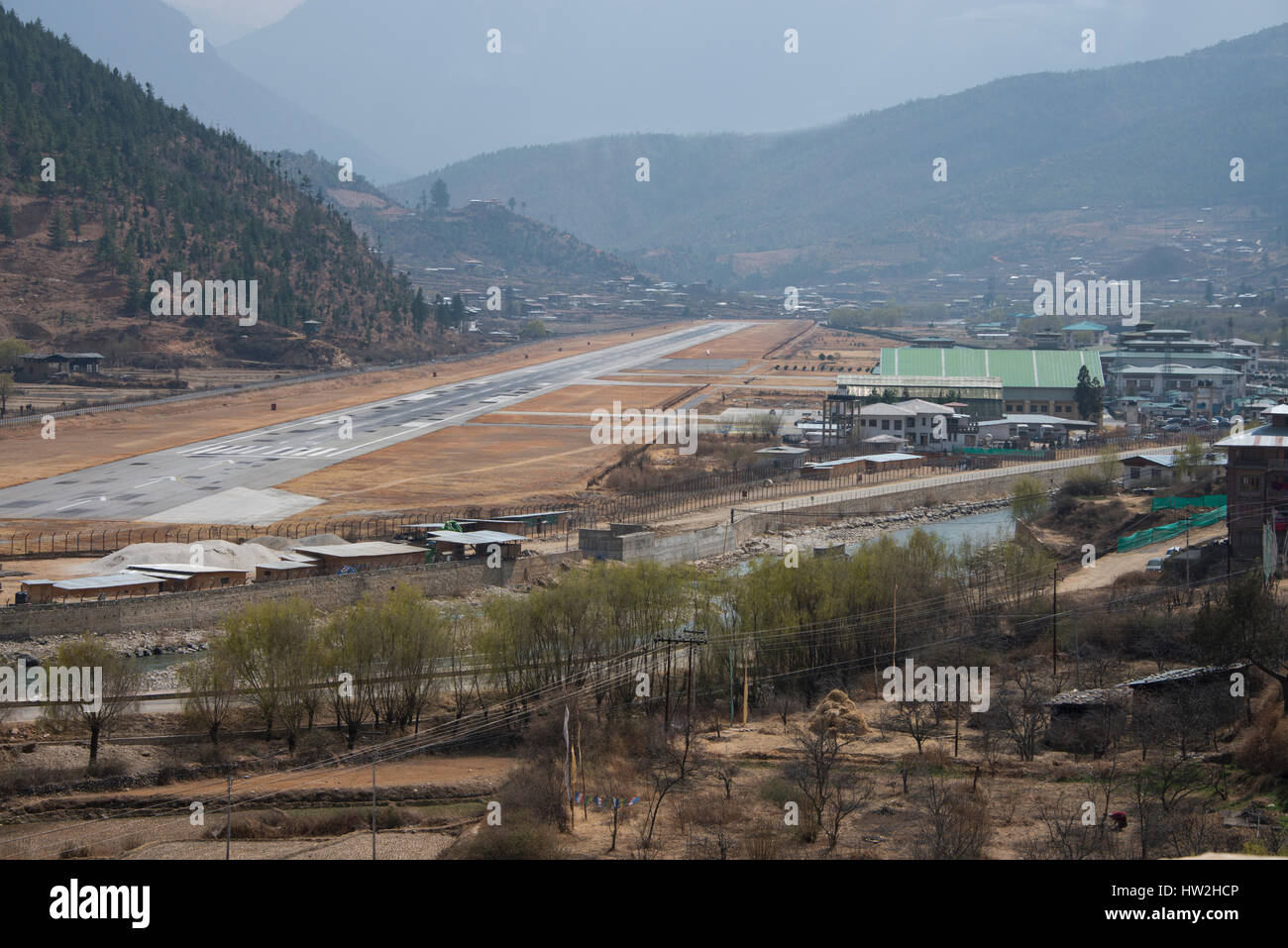 Le Bhoutan, Paro. L'aéroport de Paro, est le seul aéroport international du Royaume du Bhoutan. Il est considéré comme l'un des aéroports les plus difficiles au monde, Banque D'Images