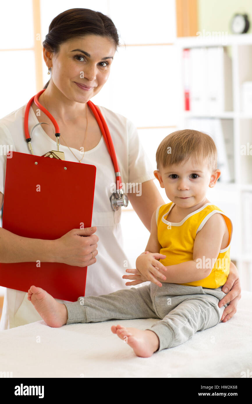 Médecin pédiatre examinant kid Banque D'Images