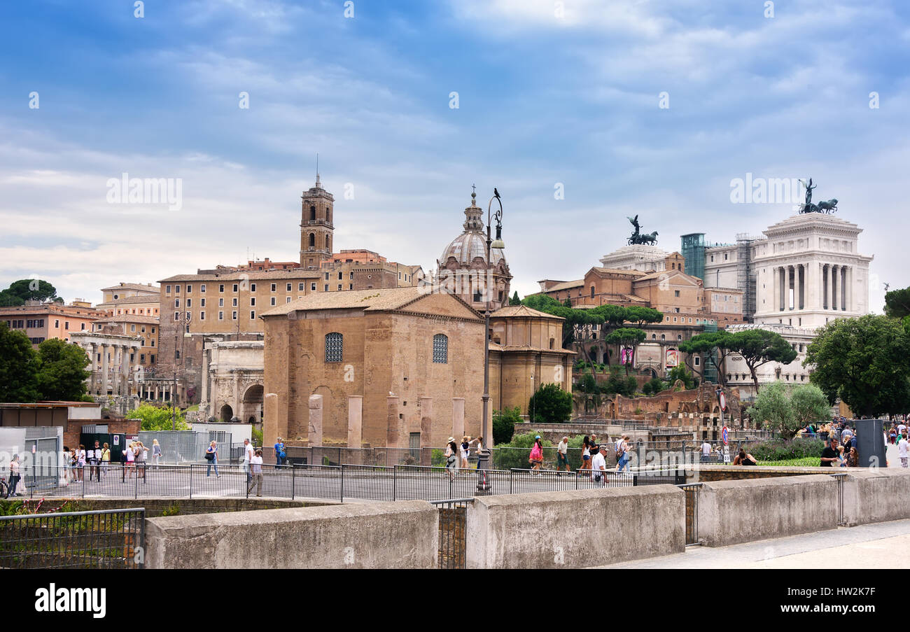 Rome, Italie - 10 juin 2016 : les piétons en respectant les anciennes ruines de l'une fois que le Forum Romain, entouré d'autres anciens bâtiments gouvernementales et s Banque D'Images