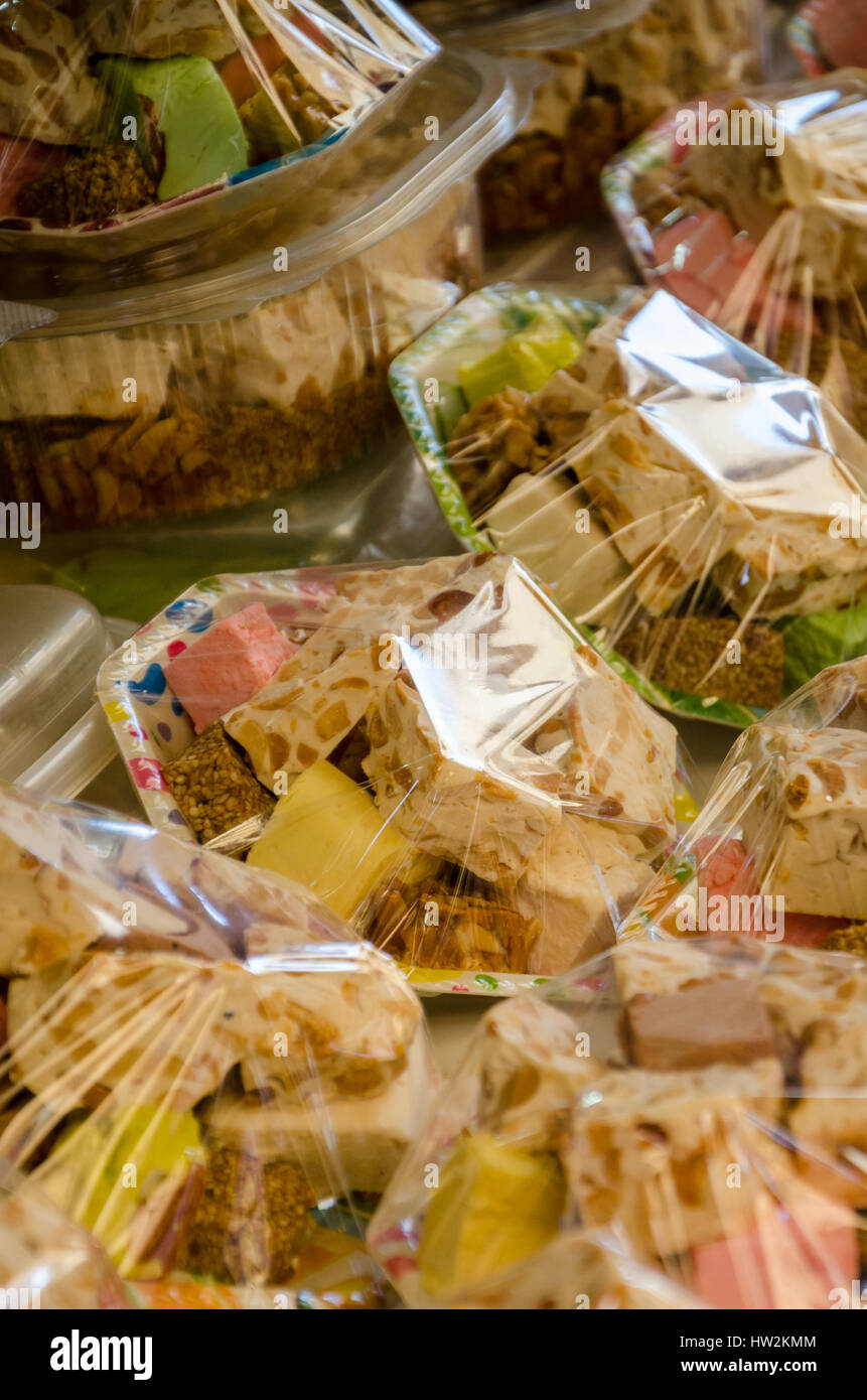 Sweet candy coloré et arabe en plastique en vente dans souk de Fes, Maroc Banque D'Images