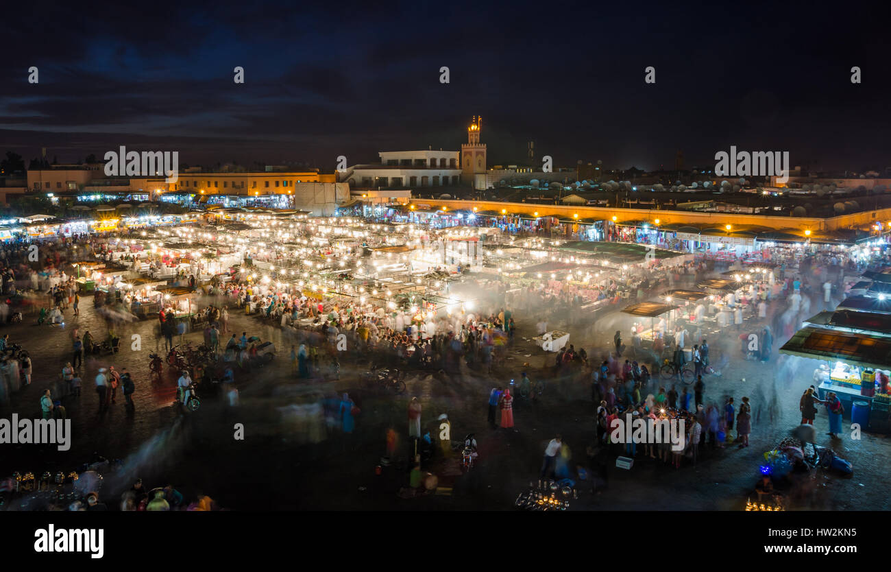 Célèbre place Jemaa el fna occupé avec beaucoup de gens et les lumières pendant la nuit, médina de Marrakech, Maroc Banque D'Images