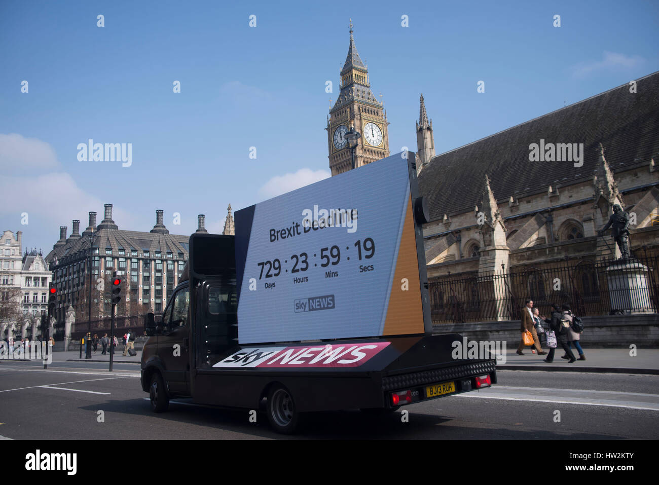 Londres, Royaume-Uni. Mar 16, 2017. Un véhicule publicitaire de Sky News, affiche le compte à rebours jusqu'à la fin de processus Brexit. Le premier ministre, Theresa May, est libre d'aviser officiellement l'UE que le Royaume-Uni a l'intention de quitter, après que la reine a accordé la sanction royale au projet de loi. Brexit Credit : Alberto Pezzali/Pacific Press/Alamy Live News Banque D'Images