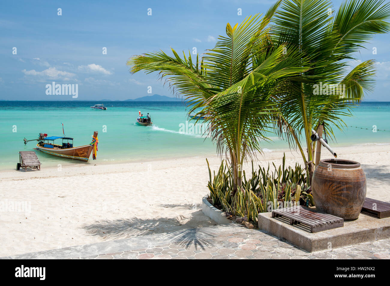 Laem Tong Beach dans Phi Phi Islands. Les îles Phi Phi est une destination populaire tour de Phuket et Krabi. Banque D'Images