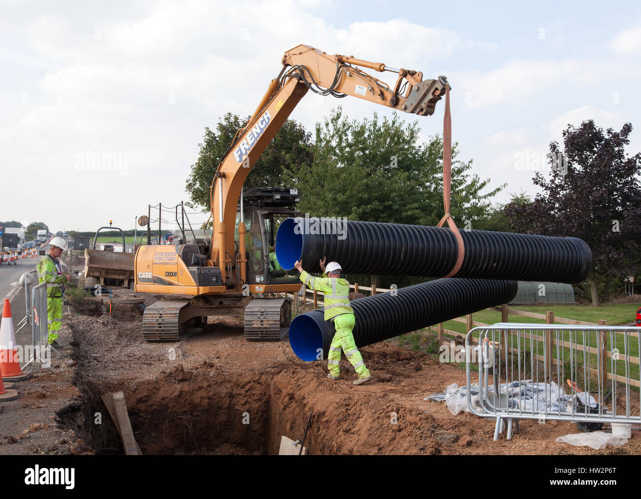 Tuyaux de drainage en cours d'installation dans le cadre d'une nouvelle section de l'A5 près de Nuneaton. Le génie civil, la construction de routes, de développement, de l'infrastructure Banque D'Images