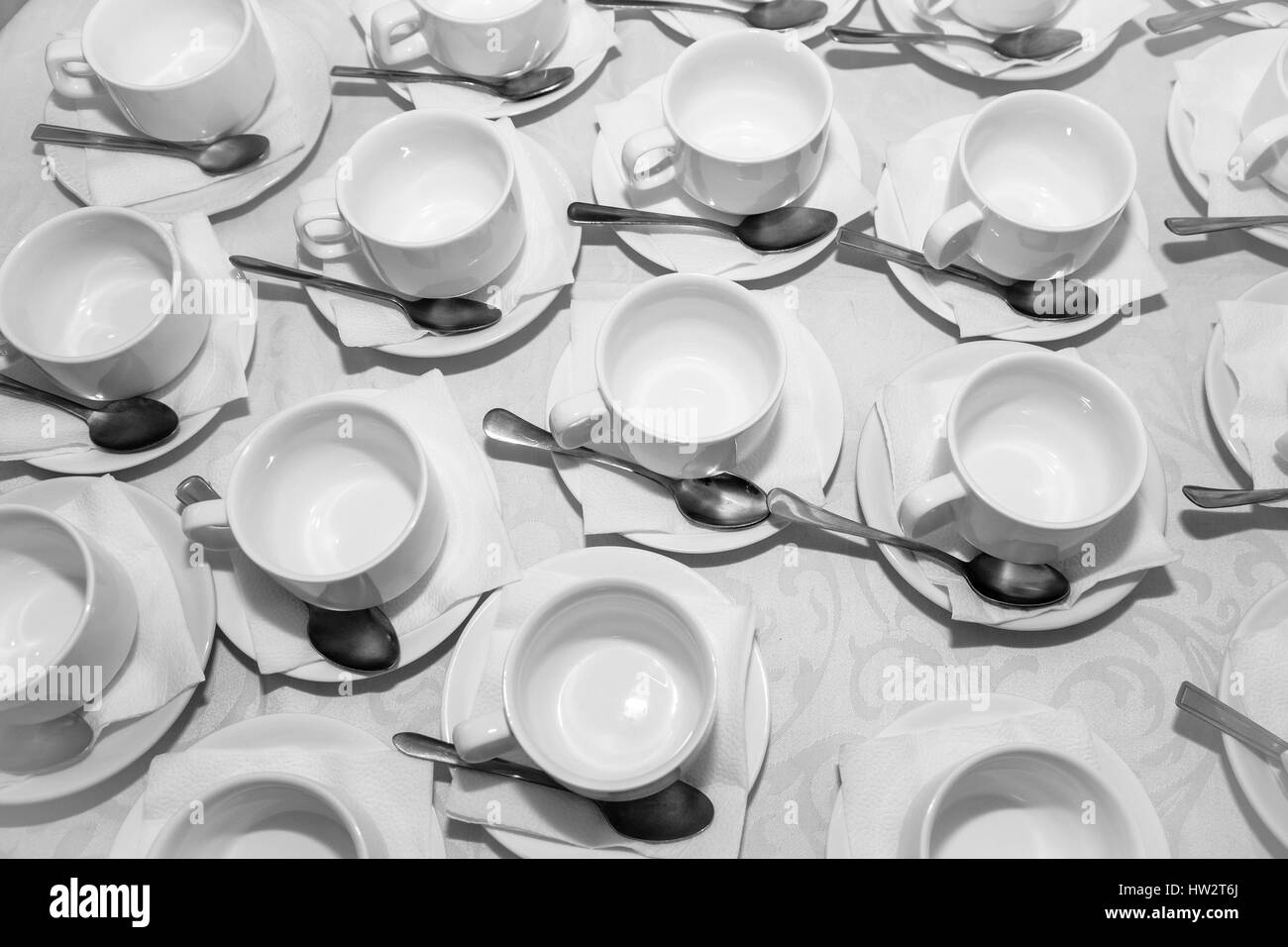 Tasses sur des soucoupes avec cuillères Banque D'Images Tasses sur des soucoupes avec cuillères Banque D'Images