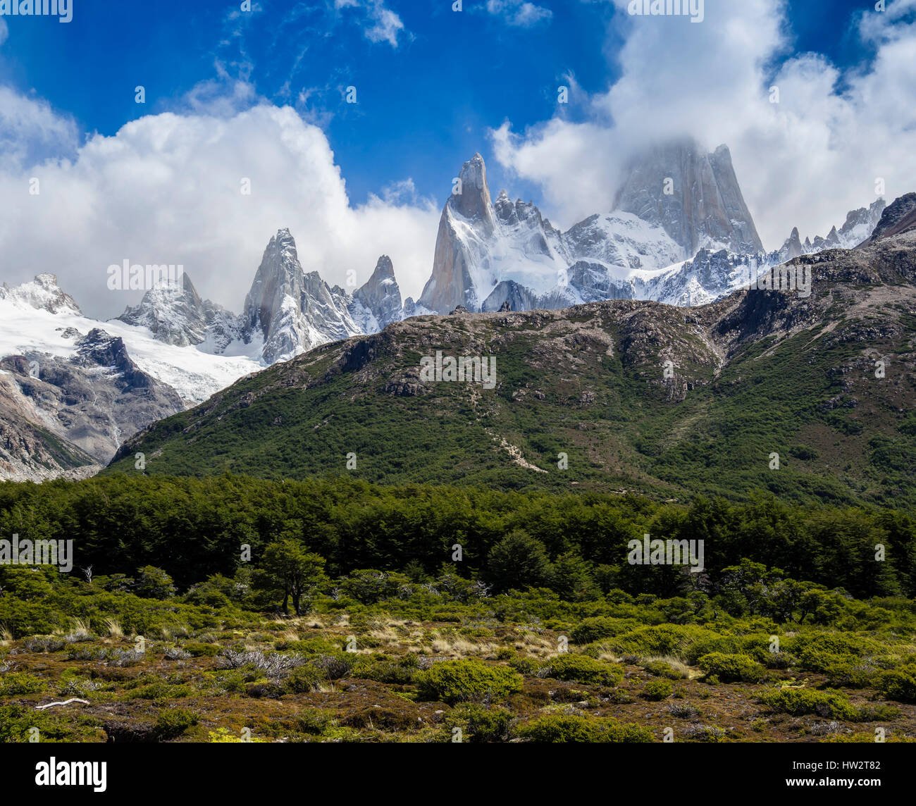 Vue vers célèbre montagne Fitz Roy, le chemin sur la colline au milieu des pistes sur piste raide à Mirador Laguna de los Tres, El Chalten, Los Glaciares Nati Banque D'Images
