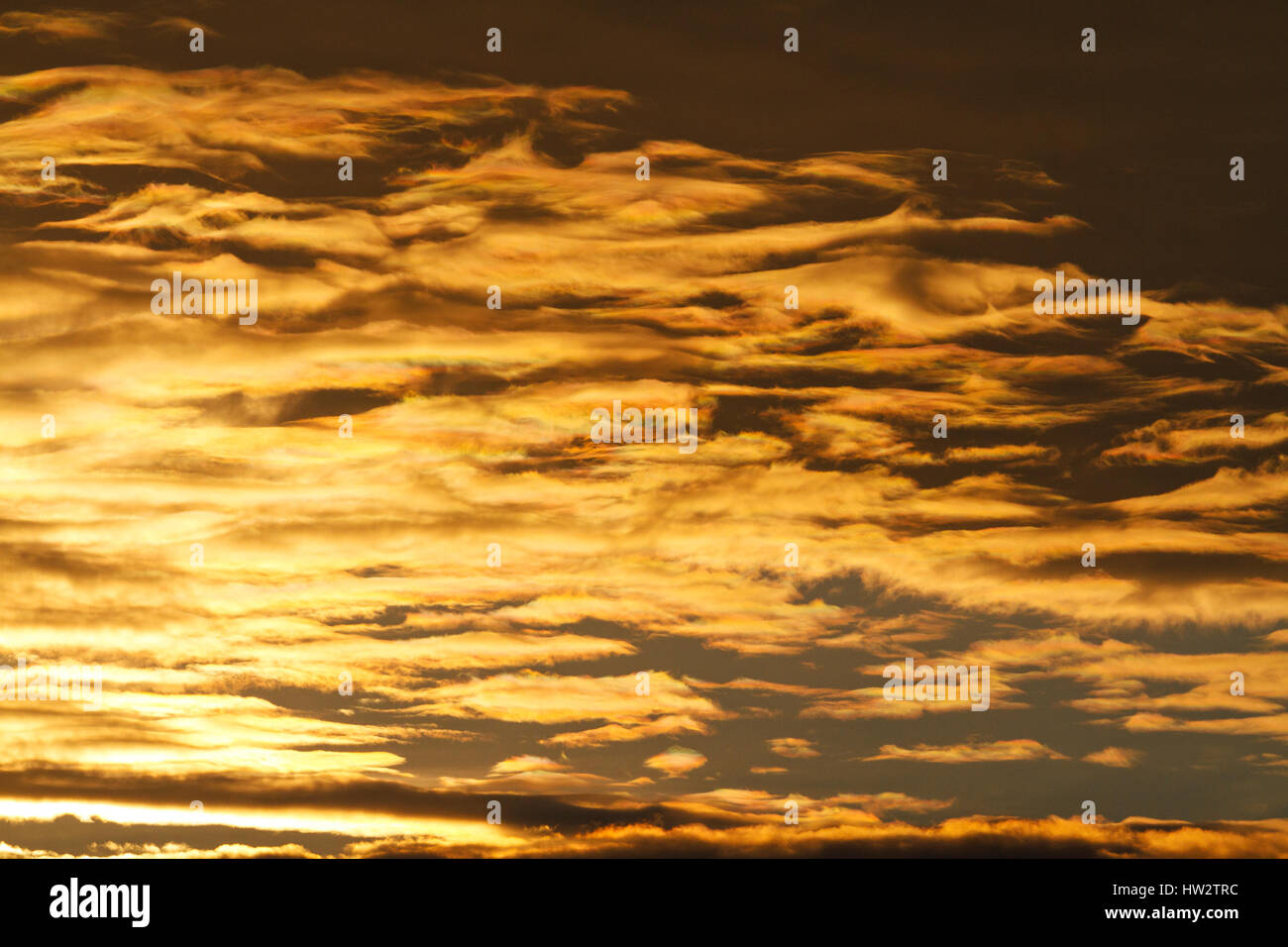 Lever du soleil avec de beaux nuages rares,matin, arc-en-ciel de printemps Banque D'Images
