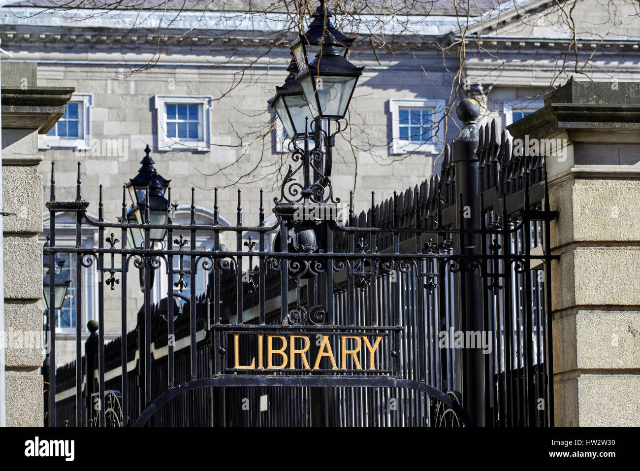 Portes en fer forgé et de vieux feux de gaz à l'entrée de la bibliothèque nationale de la République d'Irlande Dublin Banque D'Images