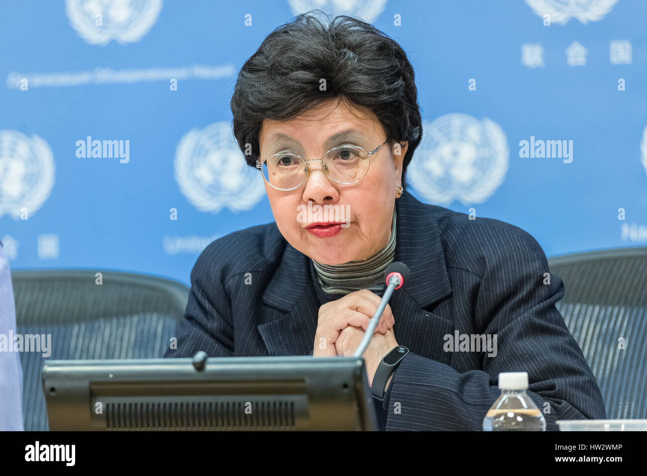 New York, États-Unis. Mar 16, 2017. Le Directeur général de l'OMS, Margaret Chan, Coprésident du Groupe de travail, est vu parler avec la presse. Margaret Chan, Directeur général de l'Organisation mondiale de la santé, de l'Organisation des Nations Unies et Secrétaire général adjoint Amina Mohammed a tenu une conférence de presse au siège des Nations Unies à New York pour annoncer la création par le Secrétaire général des Nations Unies d'un "Groupe de coordination inter-agences pour aider à combattre des maladies résistantes aux antimicrobiens. Credit : Albin Lohr-Jones/Pacific Press/Alamy Live News Banque D'Images