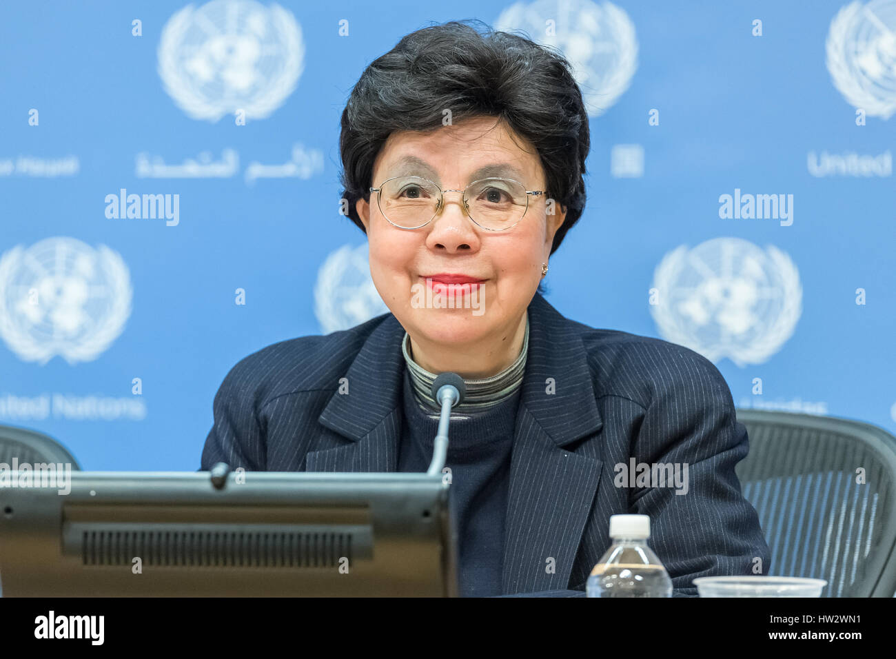 New York, États-Unis. Mar 16, 2017. Le Directeur général de l'OMS, Margaret Chan, Coprésident du Groupe de travail, est vu parler avec la presse. Margaret Chan, Directeur général de l'Organisation mondiale de la santé, de l'Organisation des Nations Unies et Secrétaire général adjoint Amina Mohammed a tenu une conférence de presse au siège des Nations Unies à New York pour annoncer la création par le Secrétaire général des Nations Unies d'un "Groupe de coordination inter-agences pour aider à combattre des maladies résistantes aux antimicrobiens. Credit : Albin Lohr-Jones/Pacific Press/Alamy Live News Banque D'Images