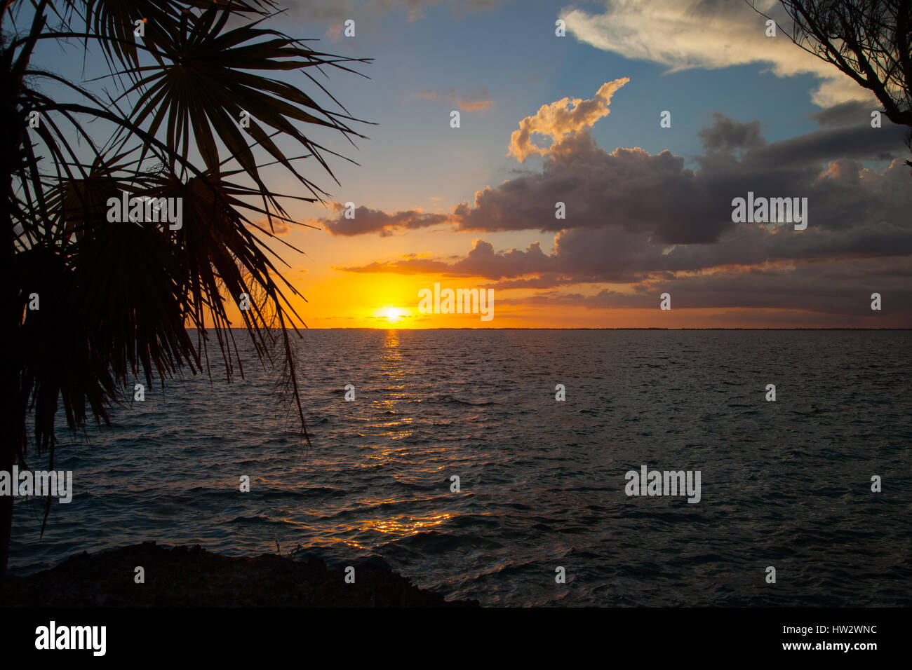 Magnifique coucher de soleil sur l'océan baie de Playa Giron, Cuba Banque D'Images