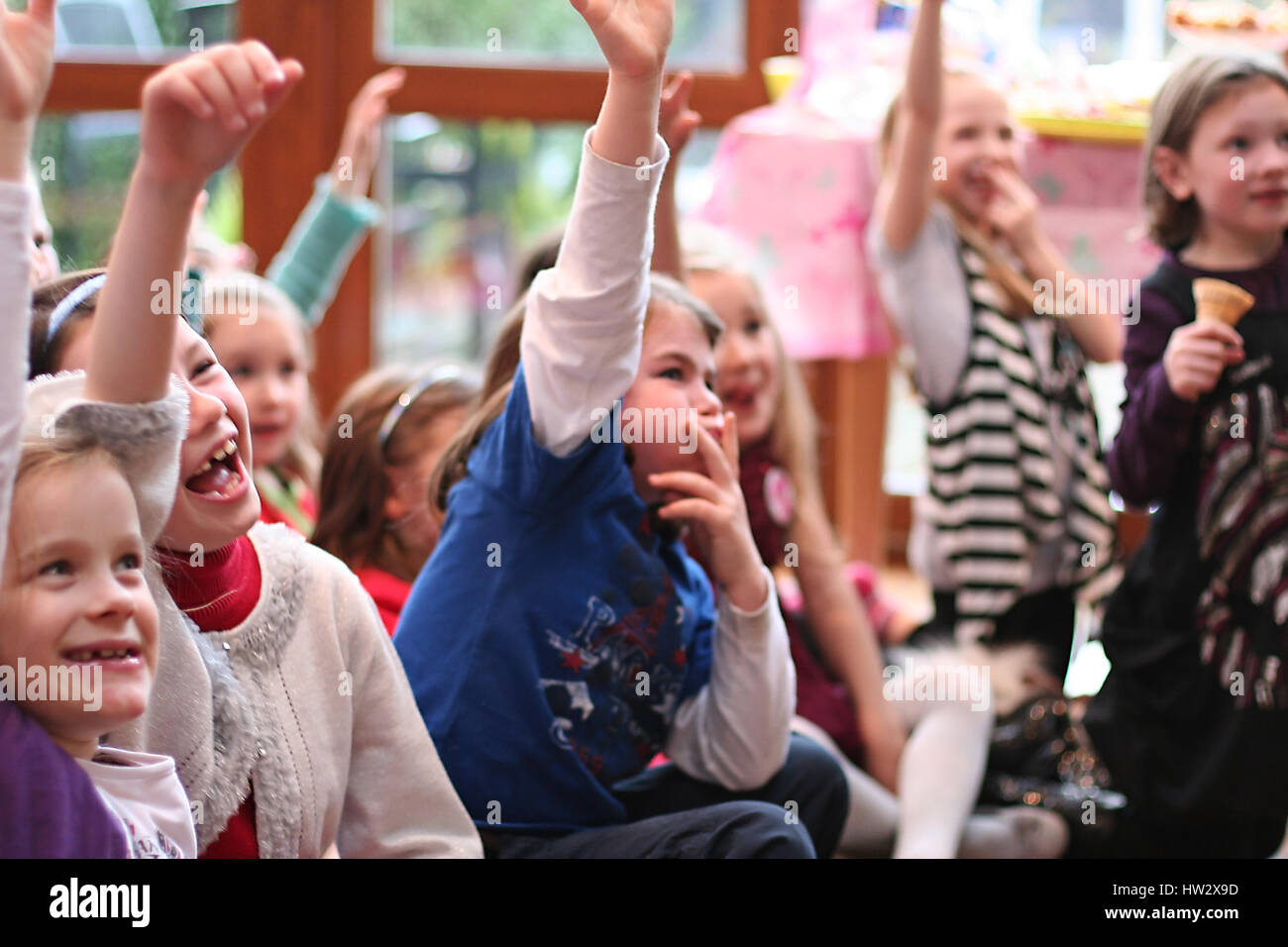 Les enfants excités les mains levées partie d'anniversaire pour enfants magicien, enfants heureux joie concept, intrigué excité excitation surpris me demande la crainte hands up Banque D'Images