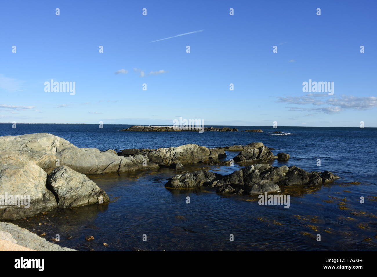 Océan rencontre paysage rocheux le long de la falaise à pied à Newport, RI. Banque D'Images