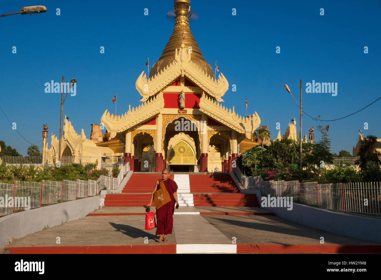 Un moine bouddhiste à l'entrée de la Pagode Maha Wizaya à Yangon, Yangon, Myanmar Région Banque D'Images