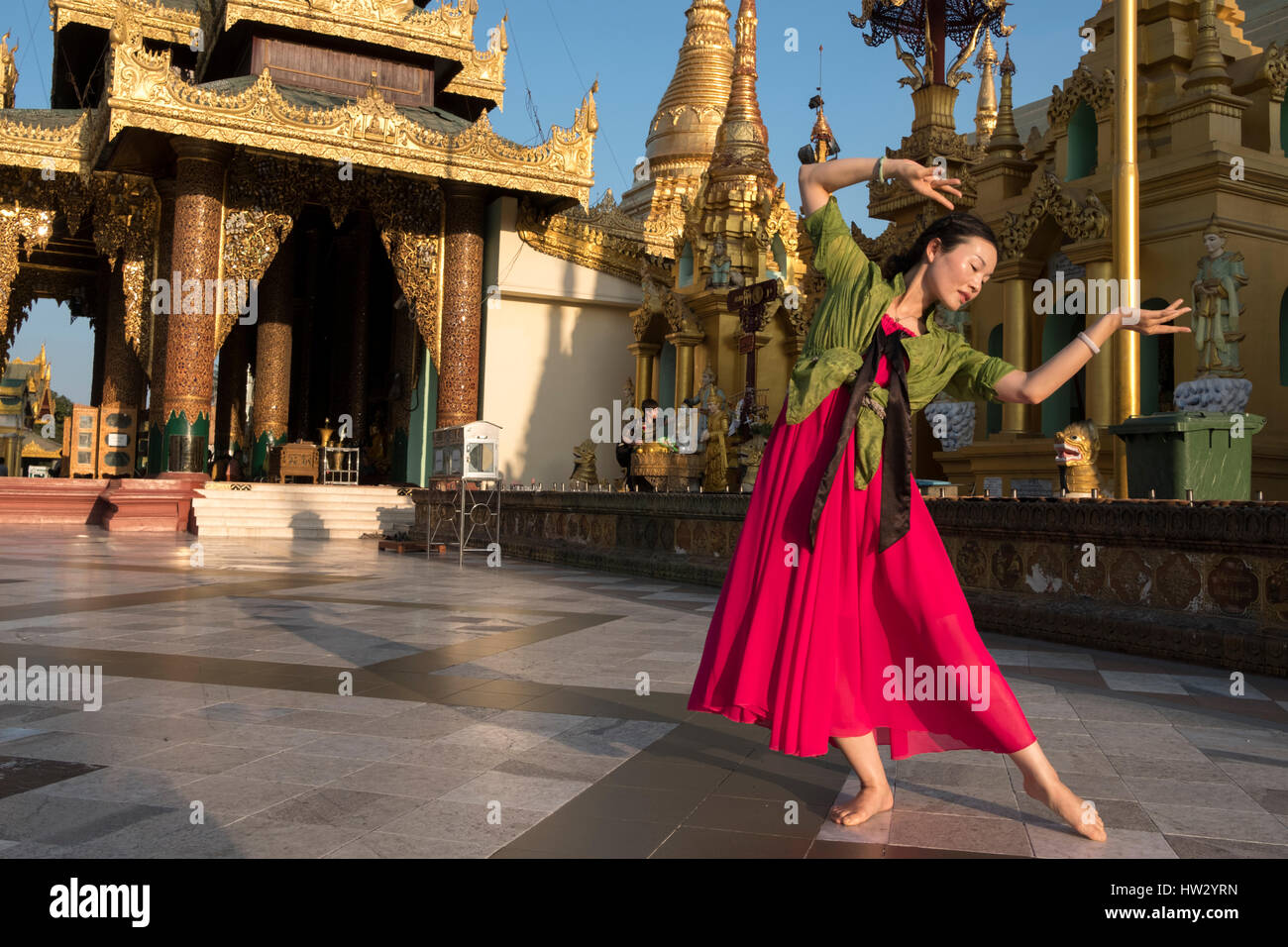 Une femme danse au pagode Shwedagon à Yangon, Yangon, Myanmar Région Banque D'Images