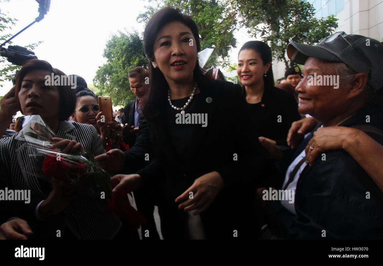 17 mars 2017, 09:00 AM - Yingluck Shinawatra, l'ancien Premier Ministre de la Thaïlande a assisté à une inquisition de témoin à la Cour suprême, homme politique complexe du gouvernement-23 Phethburi Road Soi 15, Bangkok. L'ancien premier ministre a été accusé d'inattention sur la fraude et la corruption problème sur le riz au cours du projet d'annonce elle était assise sur la position la plus haute. Credit : PACIFIC PRESS/Alamy Live News Banque D'Images