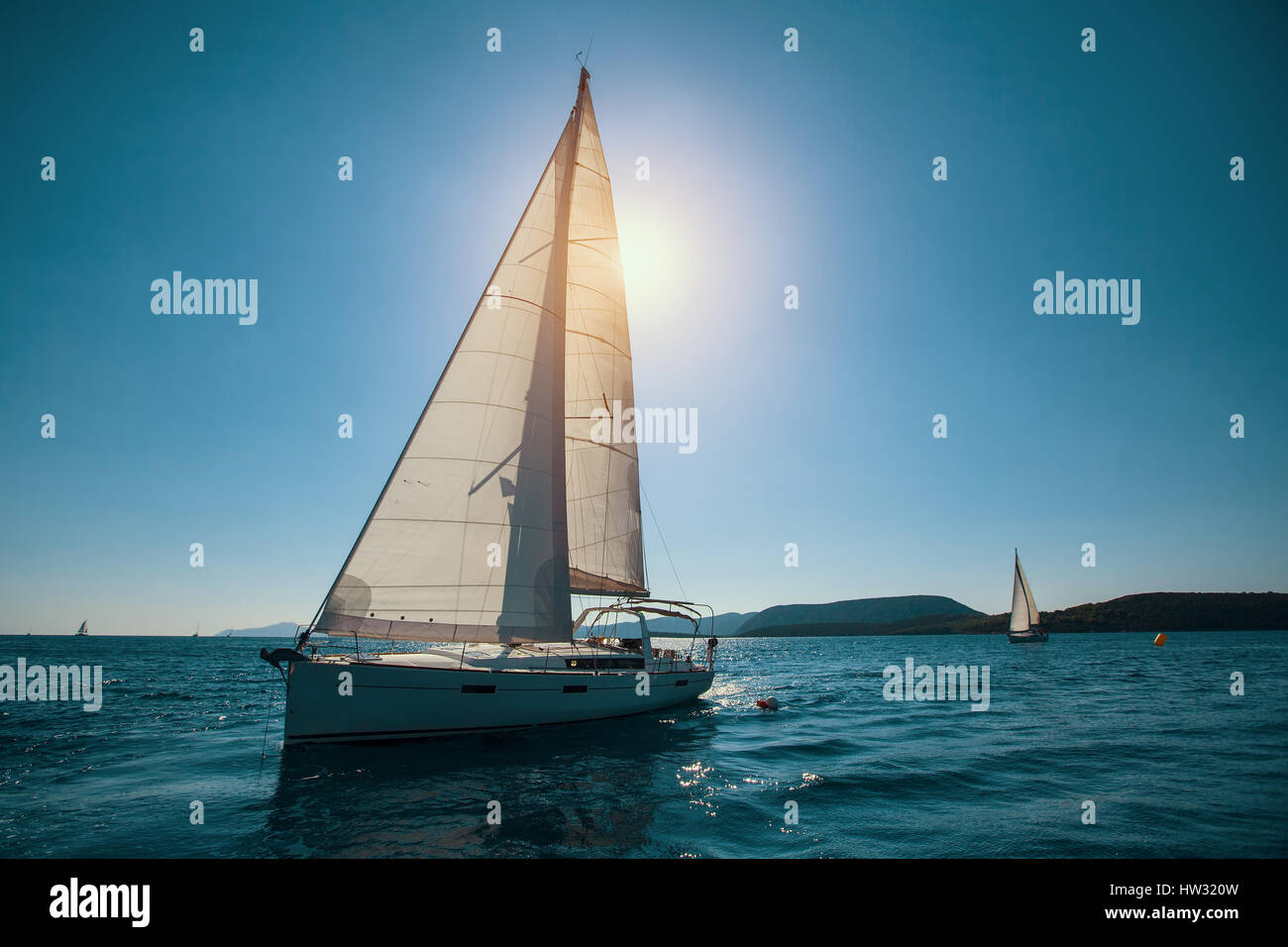 Bateau à voile Yacht de luxe avec voiles blanches dans la mer. Banque D'Images