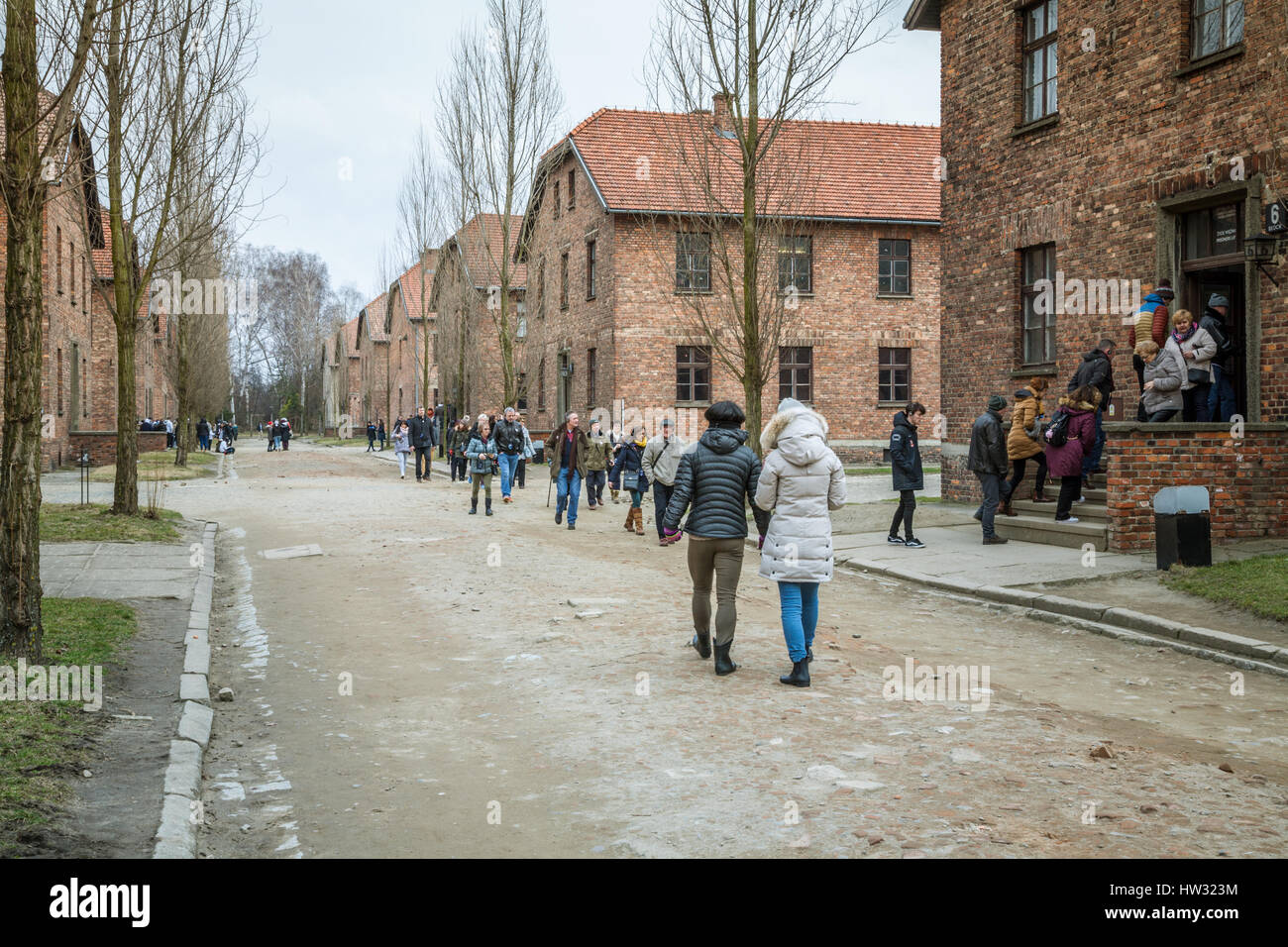 Les visiteurs et les touristes au camp de la mort de concentration d'Auschwitz en Pologne Banque D'Images