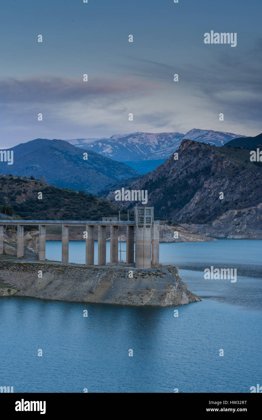 Embalse de réservoir de Canales à Grenade, Espagne à soir Banque D'Images