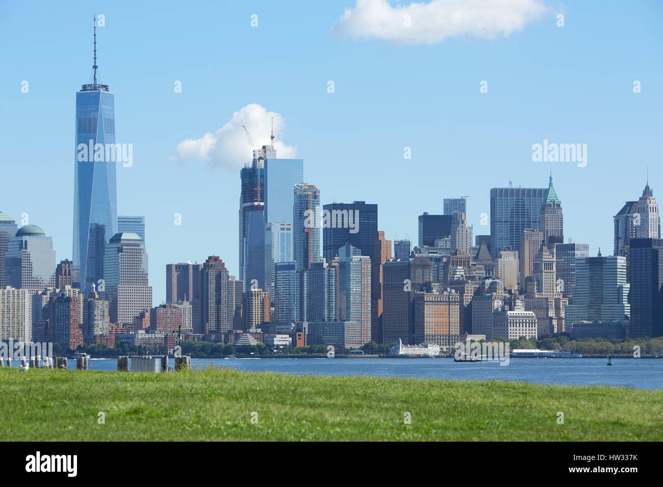 New York city skyline avec Liberty tower et herbe verte dans une journée ensoleillée Banque D'Images